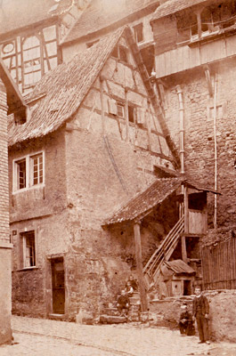 Blick von der Stadtmühlgasse auf die Rückseite der Häuser in der Hauptstraße; links oben sind die Fenster der Synagoge in der Hauptstraße 143 zu sehen